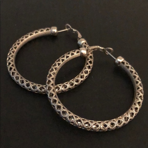 SILVER TONE SEE THROUGH DESIGNED FILIGREE LOOPS - Picture 2 of 9